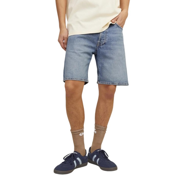 Jack Jones pantalón corto de hombre en denim vista frontal de tres cuartos