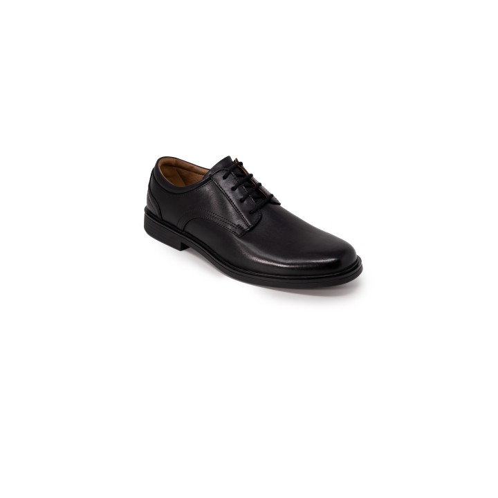 Clarks Un Aldric Lace para hombre en negro zapatos con cordones vista tres cuartos frontal