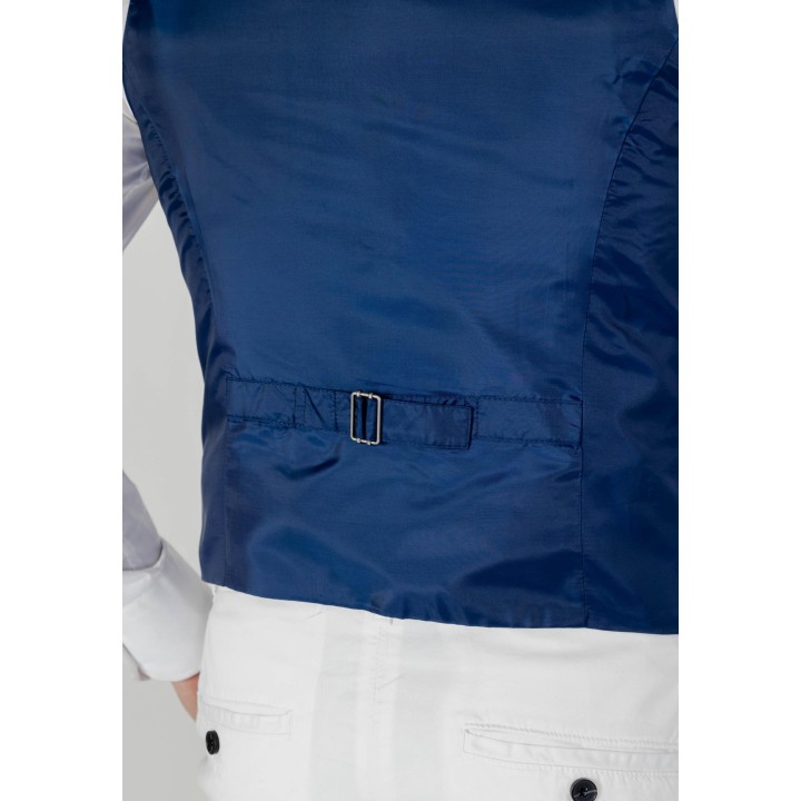 Detalle posterior del chaleco azul cielo Only & Sons con hebilla