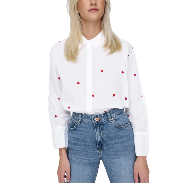 Only camisa de mujer blanca con corazones bordados vista frontal puesta