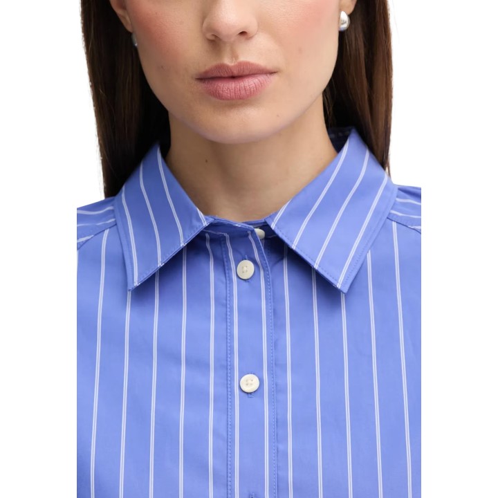 Detalle frontal de cuello y botones de camisa Calvin Klein Jeans azul cielo a rayas