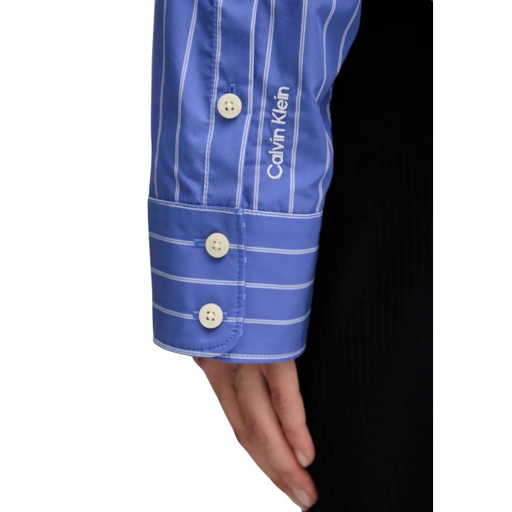 Detalle de manga y puño de camisa Calvin Klein Jeans azul cielo a rayas