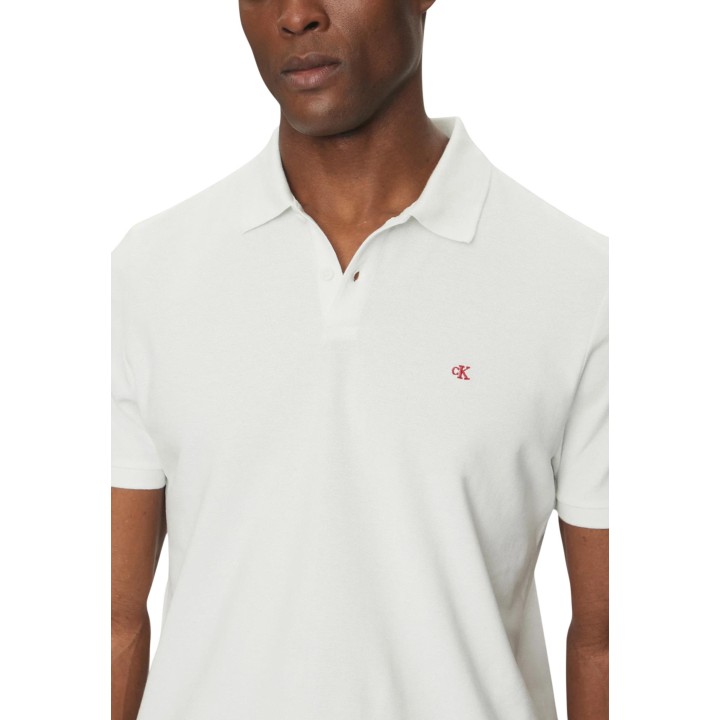 Detalle frontal del polo de hombre Calvin Klein Jeans blanco de piqué referencia LV040EM269