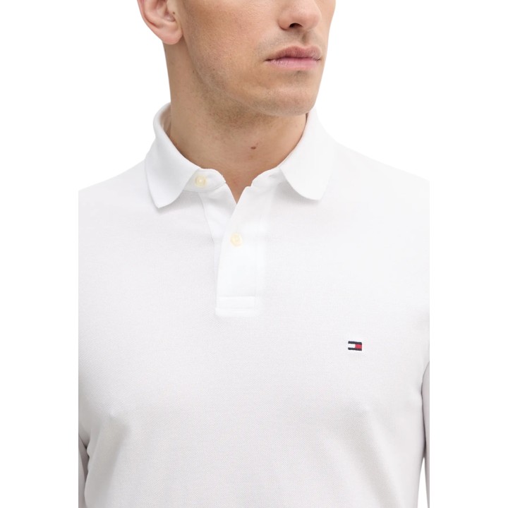 Detalle frontal del polo blanco de hombre Tommy Hilfiger con cuello y logo