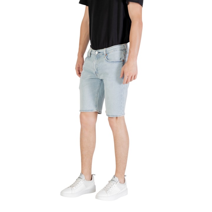 Levi's® pantalón corto de hombre en denim claro vista de tres cuartos