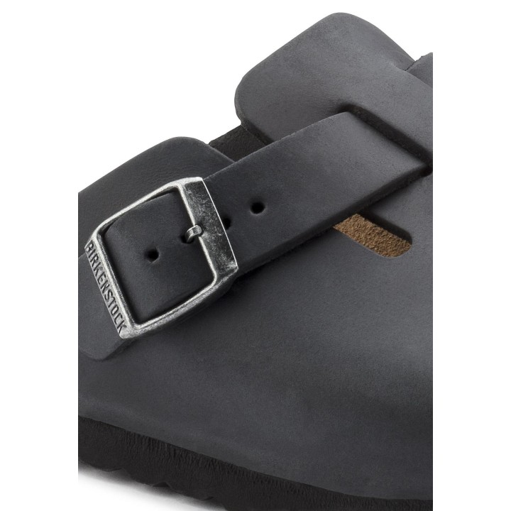 Detalle de hebilla en sandalia Birkenstock Boston 0059463 negra para mujer