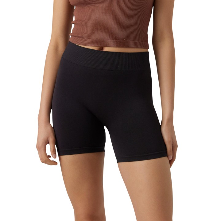 Detalle del pantalón corto seamless negro de mujer Vero Moda