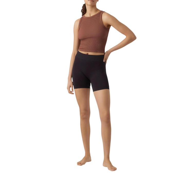 Vero Moda pantalón corto seamless de mujer negro vista de tres cuartos