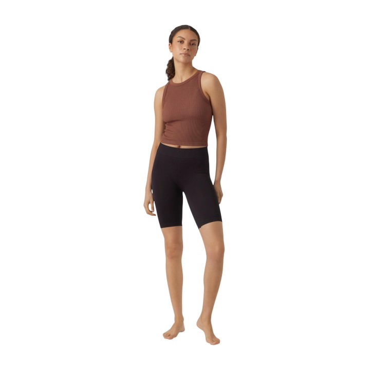 Vero Moda pantalón corto seamless negro para mujer vista de tres cuartos