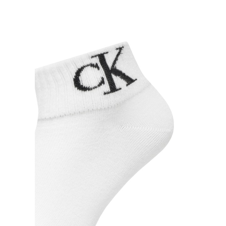 Detalle del logo Calvin Klein Jeans en calcetín blanco para mujer