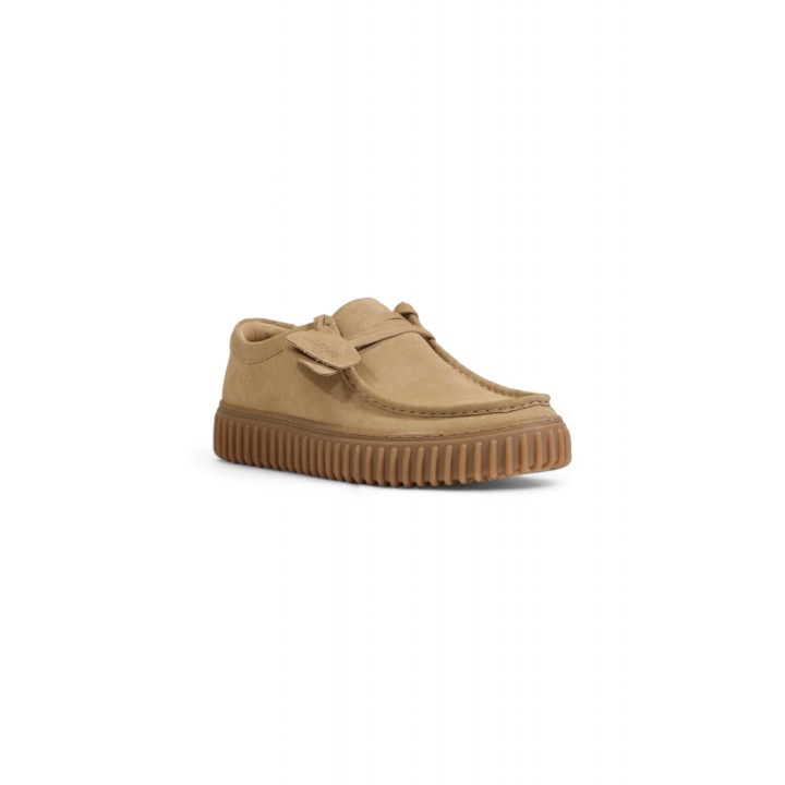 Clarks Torhill Lo SDE 26173471 para hombre en ante beige oscuro vista de tres cuartos