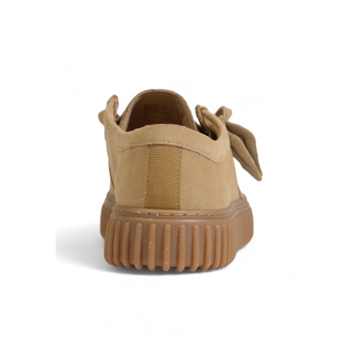 Clarks Torhill Lo SDE 26173471 para hombre en ante beige oscuro vista posterior