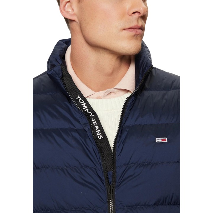 Detalle del chaleco acolchado azul Tommy Hilfiger Jeans con cremallera y logo