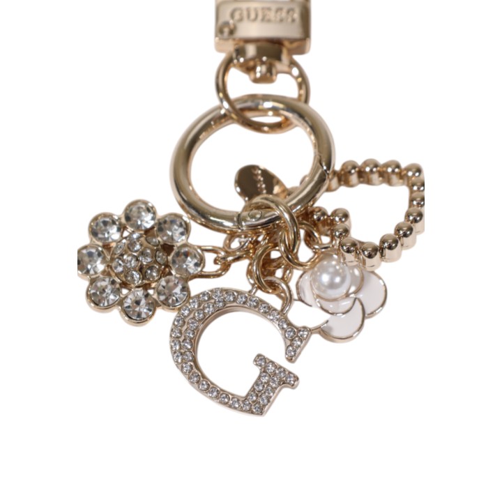 Detalle frontal del llavero Guess Everlee dorado para mujer