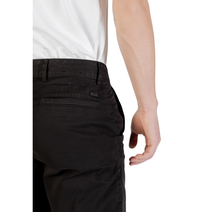 Detalle posterior del pantalón corto Boss de hombre negro referencia 50536723