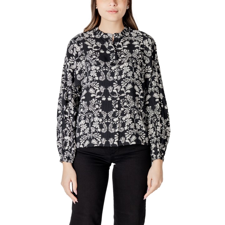 Blusa de mujer Ichi IHGOCINA SH negra con estampado floral vista frontal