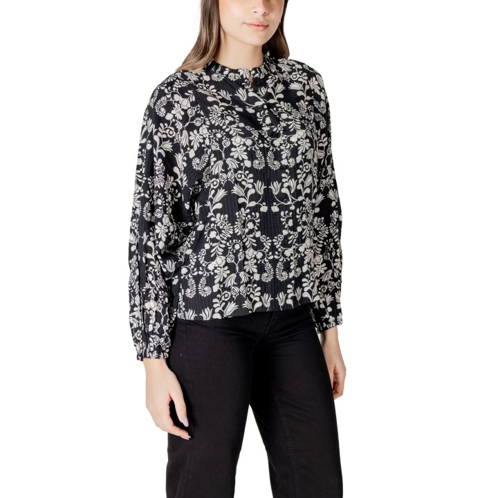 Blusa de mujer Ichi IHGOCINA SH negra con estampado floral vista de tres cuartos
