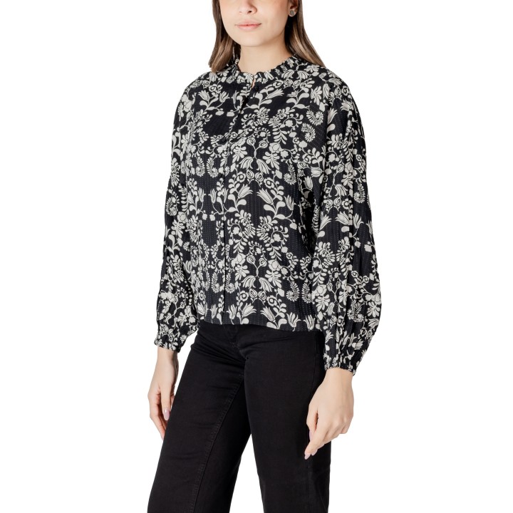 Blusa de mujer Ichi IHGOCINA SH negra con estampado floral vista de tres cuartos