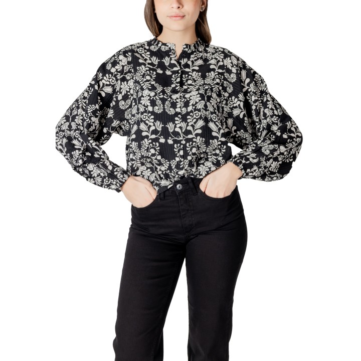 Blusa de mujer Ichi IHGOCINA SH negra con estampado floral vista frontal