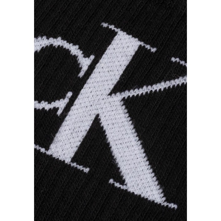 Detalle del monograma blanco en calcetines negros Calvin Klein Jeans de mujer