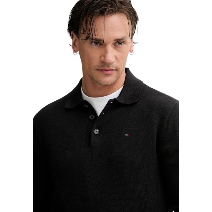 Tommy Hilfiger Jeans polo negro de hombre DM0DM20304 detalle frontal del cuello y logo