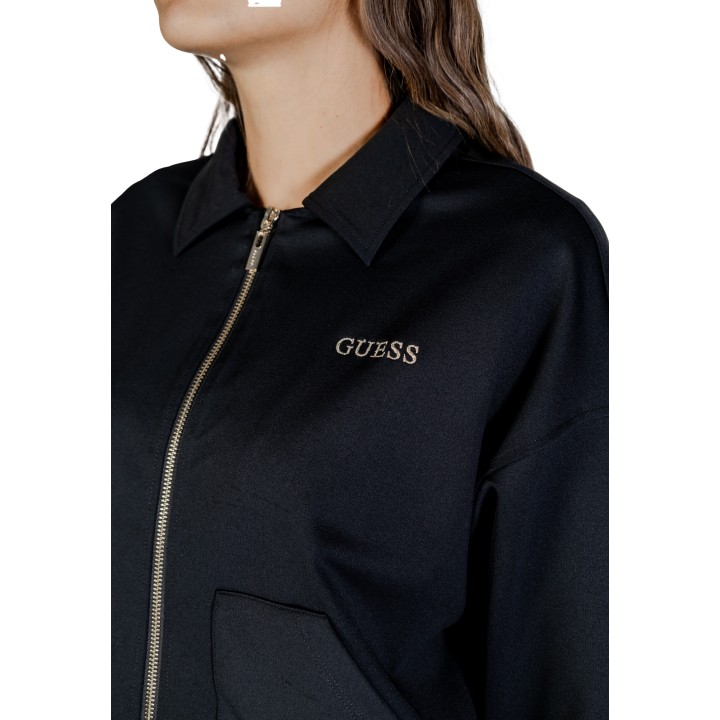 Detalle de sudadera corta negra Guess Active de mujer con logo y cremallera