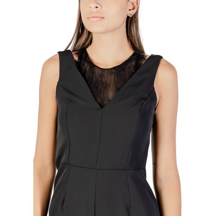 Detalle del escote de encaje del mono negro Rinascimento CFC0125005003