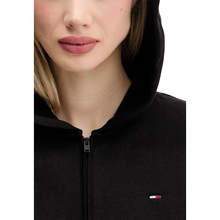 Detalle frontal de sudadera negra de mujer Tommy Hilfiger Jeans con cremallera y logo