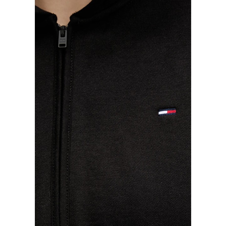 Detalle de tejido negro cremallera y logo de sudadera Tommy Hilfiger Jeans