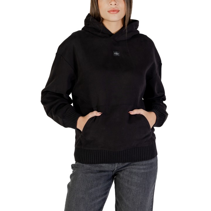 Detalle frontal de sudadera negra de mujer Calvin Klein Jeans LV047D232G