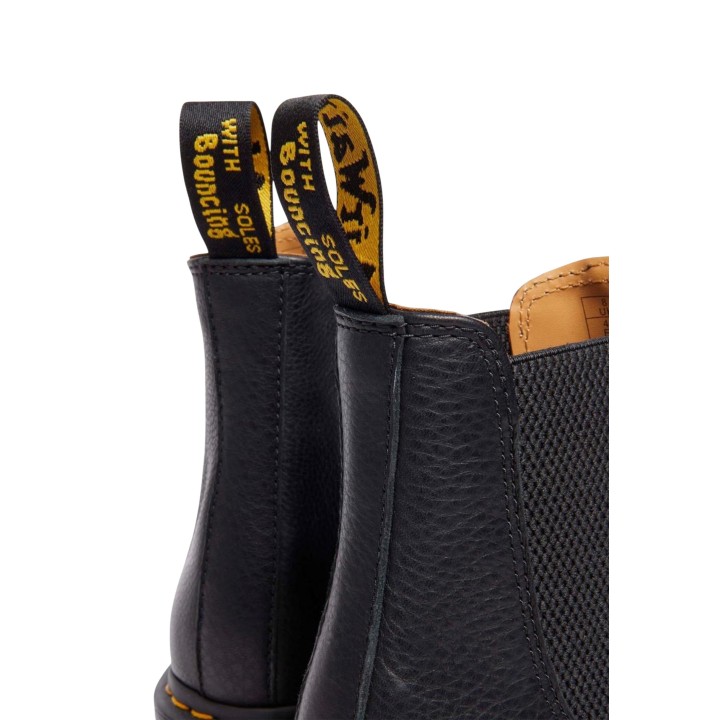 Detalle de la lengüeta y el elástico del botín negro Dr. Martens 2976 Ambassador
