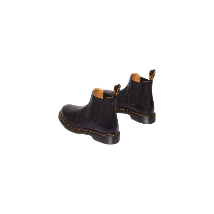 Pareja de botines negros de hombre Dr. Martens 2976 Ambassador en vista posterior