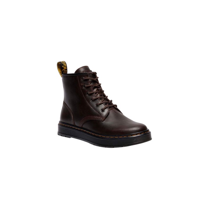 Botín de hombre Dr. Martens Brookline Chukka Crazy Horse marrón oscuro de cuero vista frontal de tres cuartos