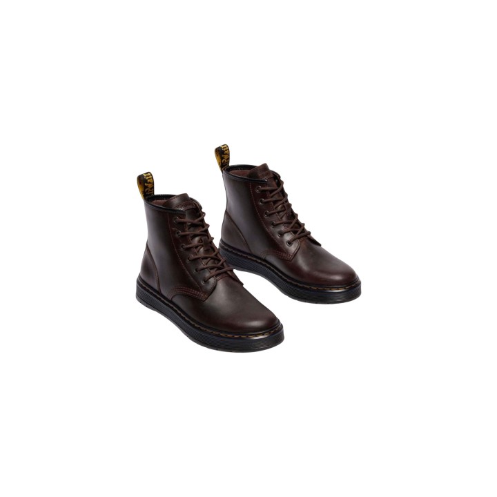 Pareja de botines de hombre Dr. Martens Brookline Chukka marrón oscuro de cuero vista de tres cuartos