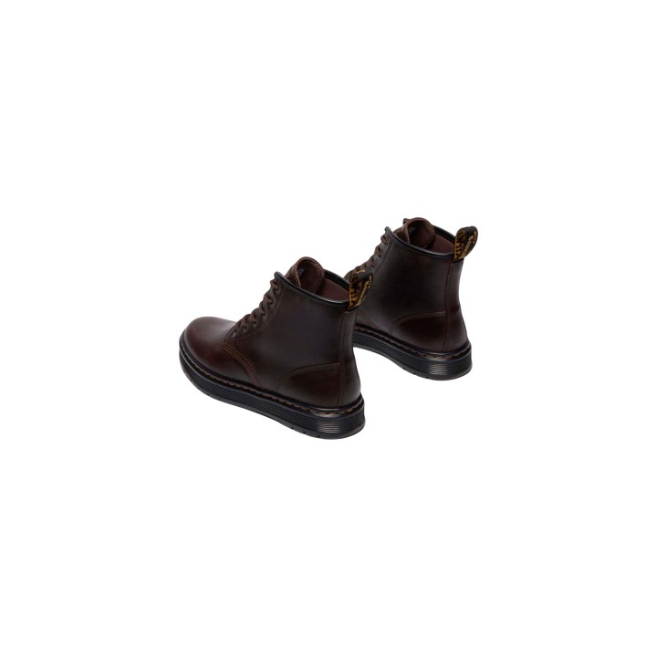 Pareja de botines de hombre Dr. Martens Brookline Chukka marrón oscuro de cuero vista posterior de tres cuartos