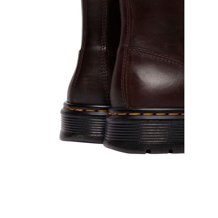Detalle del cuero marrón oscuro y la suela estriada de los botines Dr. Martens Brookline Chukka