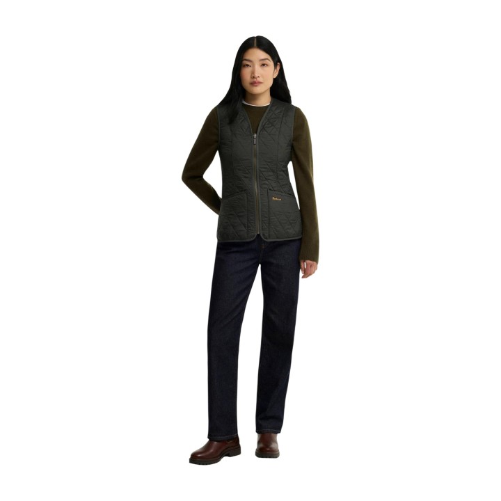 Detalle frontal del chaleco Barbour de mujer verde oliva acolchado