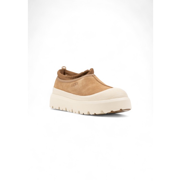 Zueco UGG Tasman Weather Hybrid 1144096 de hombre en beige oscuro vista tres cuartos