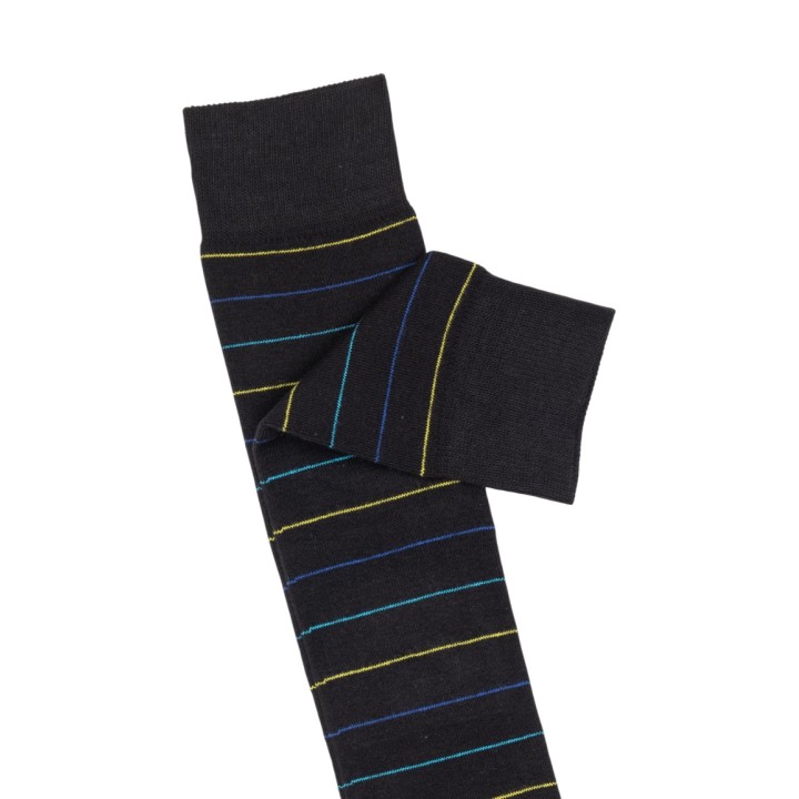 Detalle de calcetín largo Yos Righe negro para hombre con rayas de colores