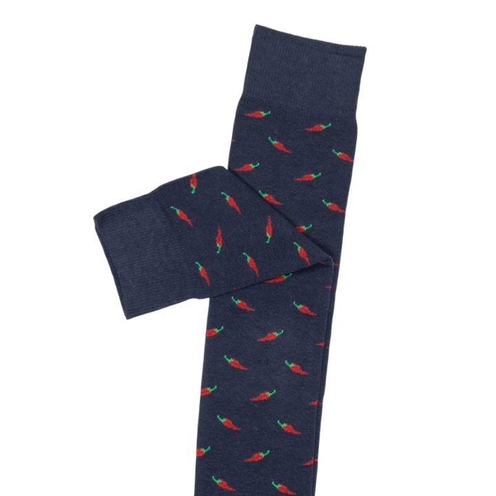 Detalle de calcetín largo de hombre YOS Peperoncino azul con estampado de guindillas