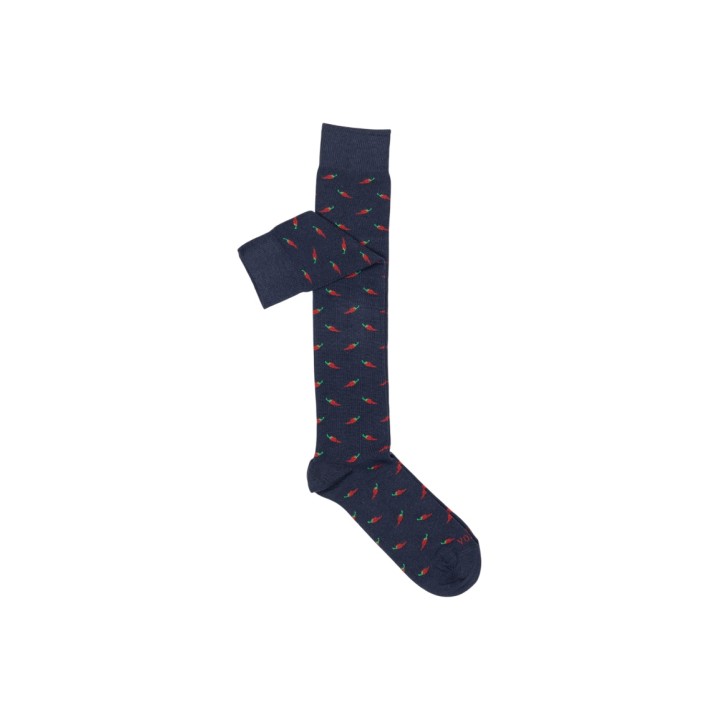 Calcetín largo de hombre YOS Peperoncino azul con estampado de guindillas vista de tres cuartos