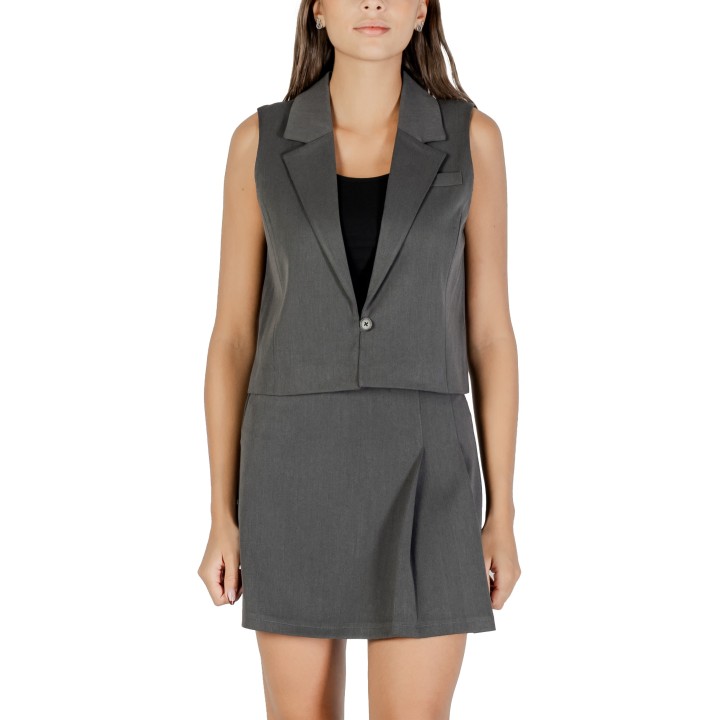 Chaleco de mujer Only gris vista frontal modelo 15351116