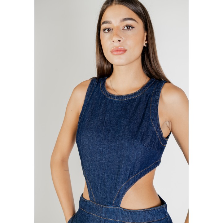 Detalle del mono de mujer Colcci en denim oscuro