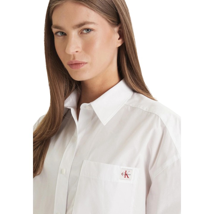 Camisa blanca de mujer Calvin Klein Jeans LV047F148G detalle del cuello y bolsillo