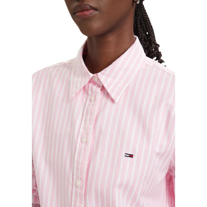 Detalle frontal de camisa rosa de mujer Tommy Hilfiger Jeans DW0DW19890