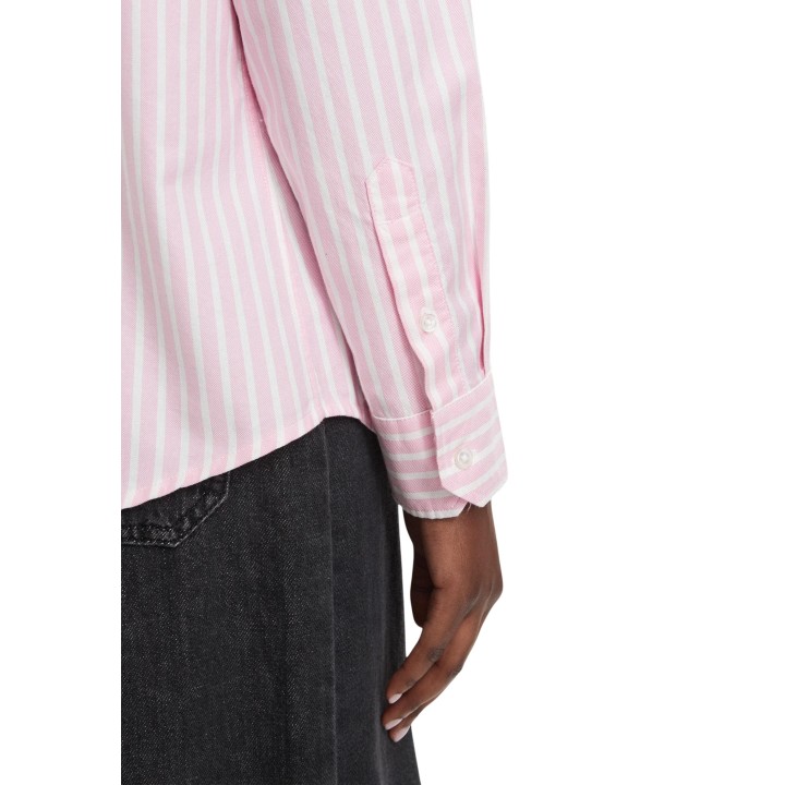 Detalle de puño y manga de camisa rosa de mujer Tommy Hilfiger Jeans