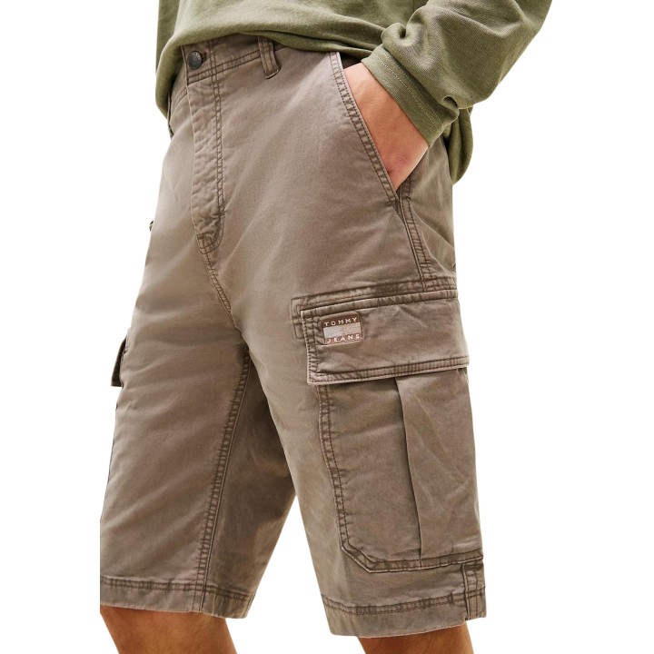 Tommy Hilfiger Jeans pantalón corto de hombre taupe detalle del bolsillo cargo