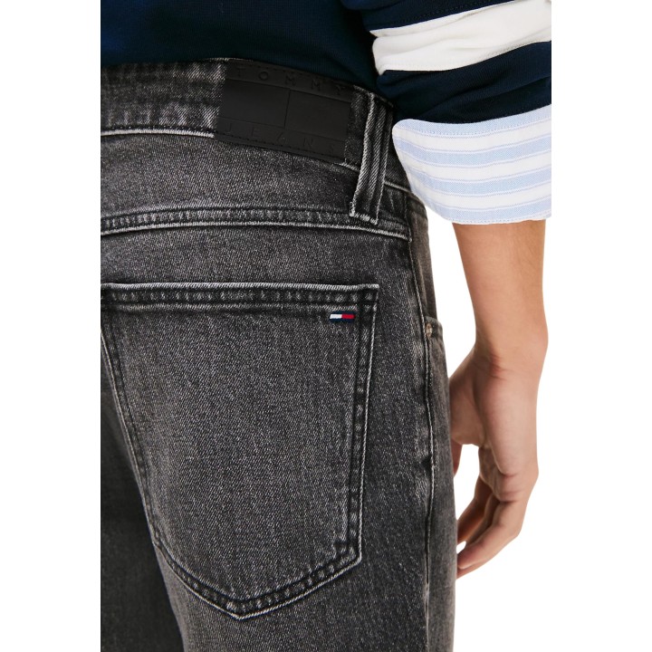 Detalle del pantalón corto Tommy Hilfiger Jeans negro de denim