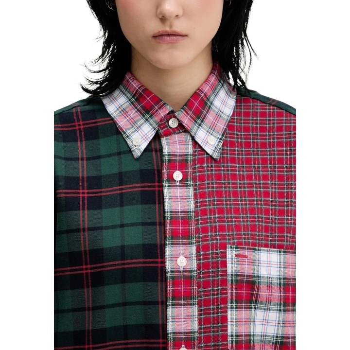 Detalle frontal de camisa de cuadros roja Tommy Hilfiger Jeans para mujer
