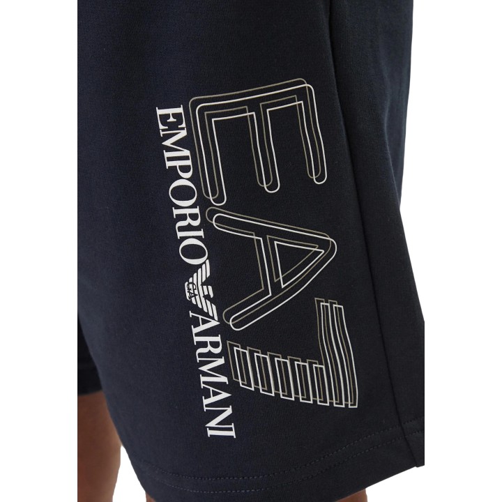 Detalle del logo EA7 en pantalón corto azul de hombre